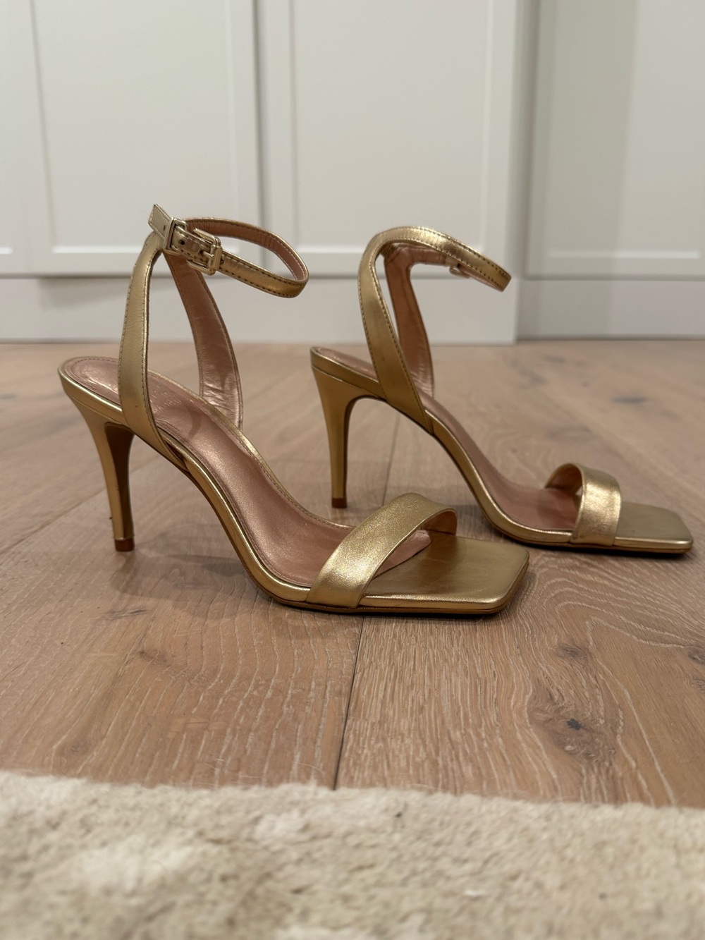 EUC Gold Vince Camino Heels